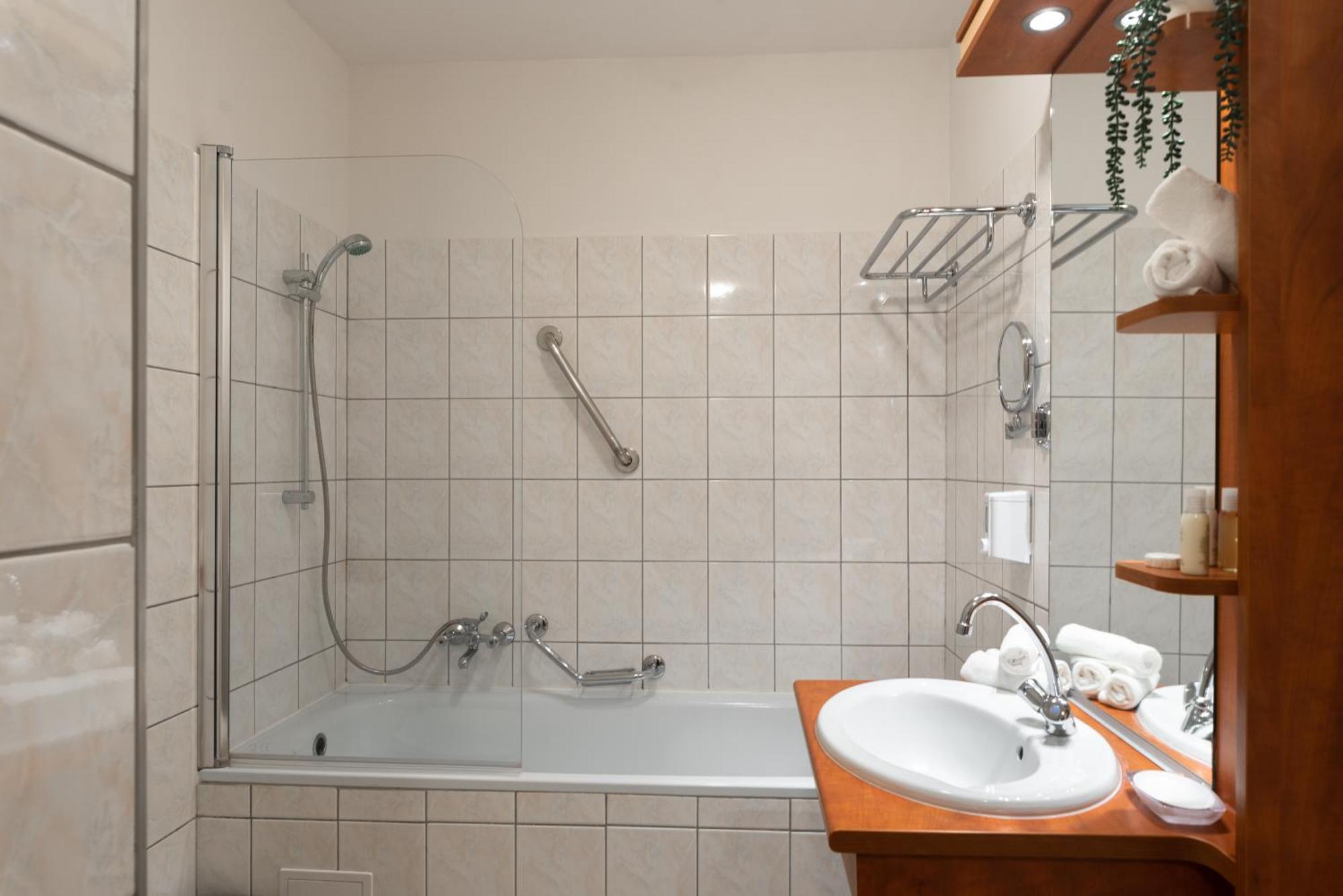 Holdvirag Hotel Sárvár Zimmer foto